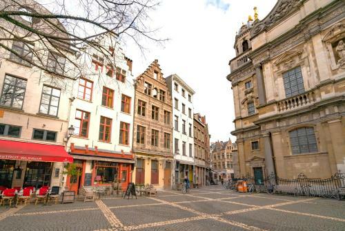 The Charming Hendrik Square Apartments