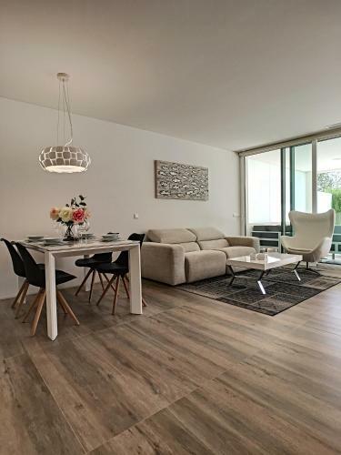 Acacia Golf Apartment @ Las Colinas Golf
