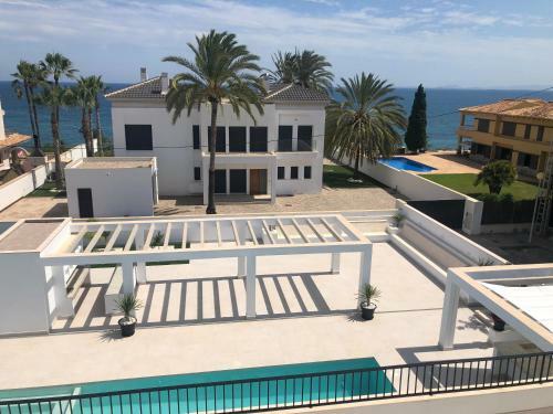 Luxury Seaside Villa With Private Pool In Cabo Roig