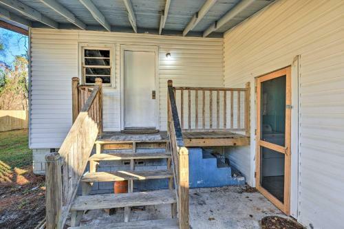 Welcoming Mobile Getaway About 11 Mi To Marinas!