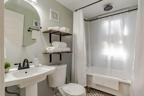 Apartamento Dauphin District Darling #4 Downtown, Dining