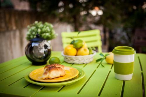 Green Orange Apartment