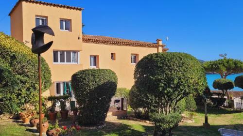 Casa Con Jard�n A 25 Metros de La Playa. La T.