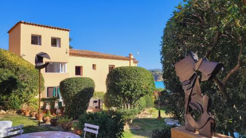 Casa Con Jard�n A 25 Metros de La Playa. La T.