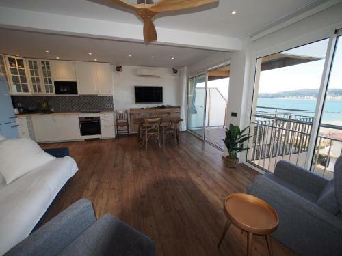 Seafront Apartment In Palam�s