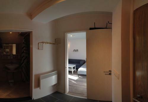 Top Modern Refurbished Apartment, Minutes From Gondola
