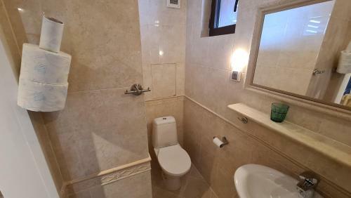Top Modern Refurbished Apartment, Minutes From Gondola