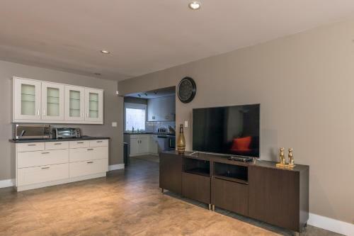 Contemporary Suite In Burnaby