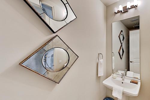 Turquoise Place #2205c