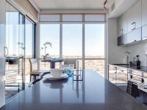 New Sweeping Views Luxury 2br Suite Pool Table, Rooftop Patio, Bbq, Coffee