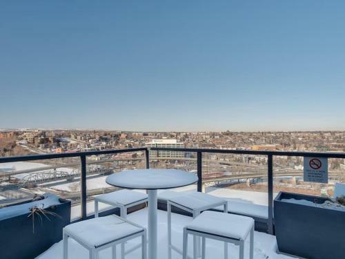 New Sweeping Views Luxury 2br Suite Pool Table, Rooftop Patio, Bbq, Coffee