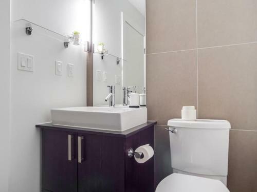 New Sweeping Views Luxury 2br Suite Pool Table, Rooftop Patio, Bbq, Coffee