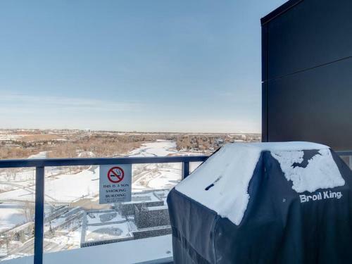 New Sweeping Views Luxury 2br Suite Pool Table, Rooftop Patio, Bbq, Coffee