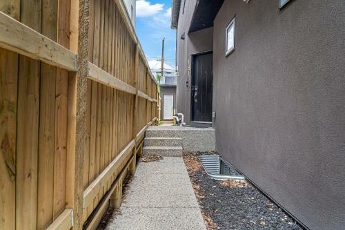 Contemporary Luxury 4 Bedroom House Near Downtown