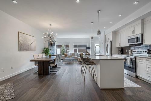 Contemporary Luxury 4 Bedroom House Near Downtown