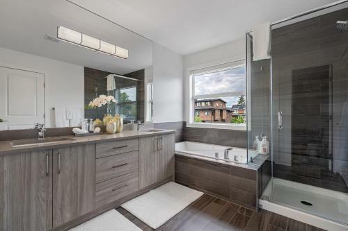 Contemporary Luxury 4 Bedroom House Near Downtown