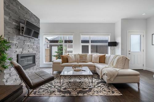 Contemporary Luxury 4 Bedroom House Near Downtown