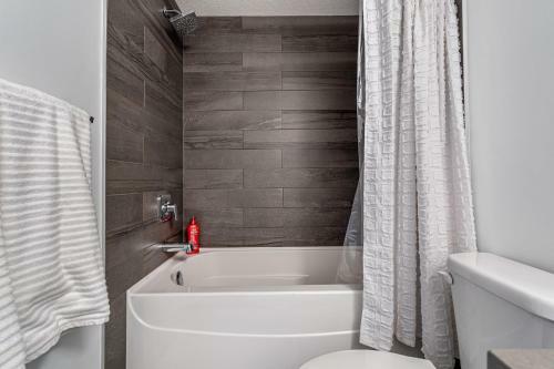 Contemporary Luxury 4 Bedroom House Near Downtown
