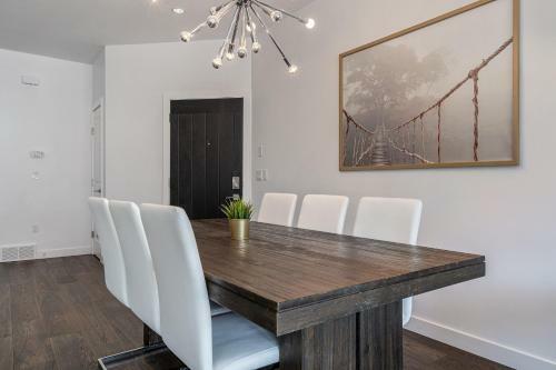 Contemporary Luxury 4 Bedroom House Near Downtown