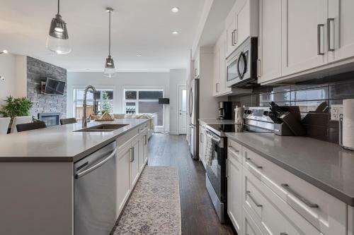 Contemporary Luxury 4 Bedroom House Near Downtown