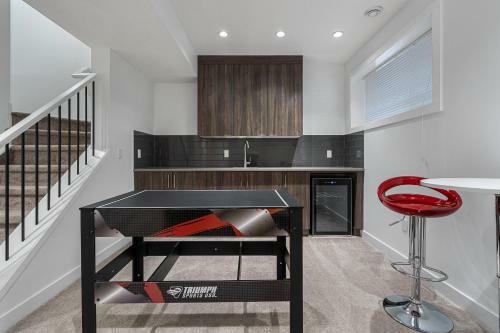Contemporary Luxury 4 Bedroom House Near Downtown