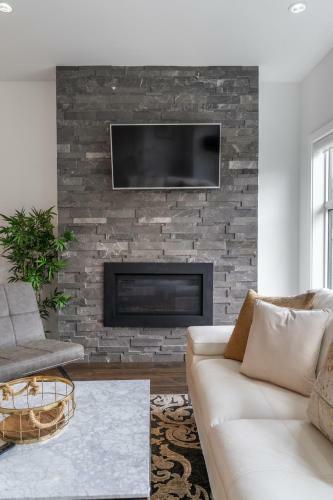 Contemporary Luxury 4 Bedroom House Near Downtown
