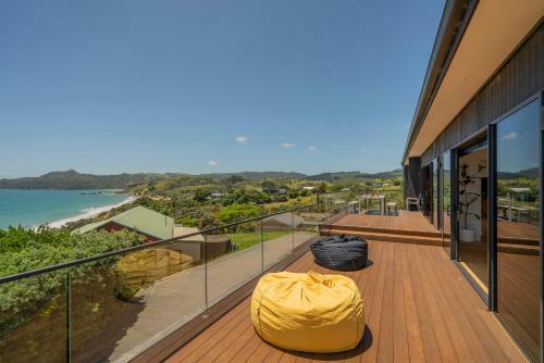 Hosts On The Coast ?taahua.