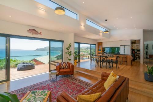 Hosts On The Coast ?taahua.