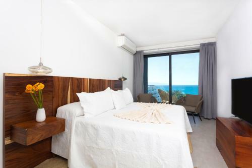 Blue View Beauty! Beachfront Condo With Large Private Terrace