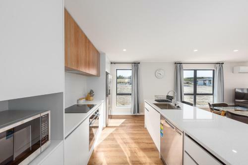 Akin Holiday House