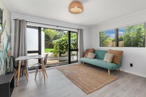 Sunlit Abode - Leigh Holiday Home