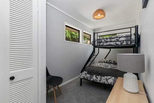 Sunlit Abode - Leigh Holiday Home