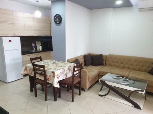 Leonard's Shengjin Apartments