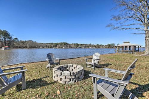 Home Located On The Shoreline Of Lay Lake!