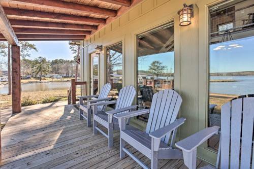 Home Located On The Shoreline Of Lay Lake!