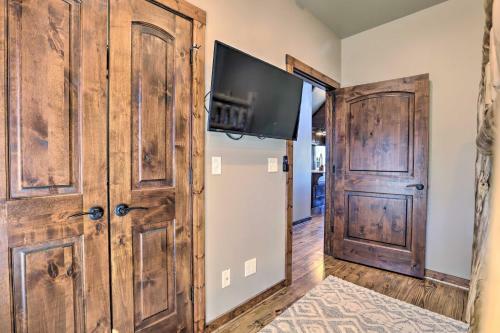 Home Located On The Shoreline Of Lay Lake!