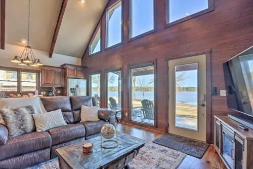 Home Located On The Shoreline Of Lay Lake!