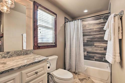 Home Located On The Shoreline Of Lay Lake!