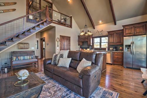 Home Located On The Shoreline Of Lay Lake!