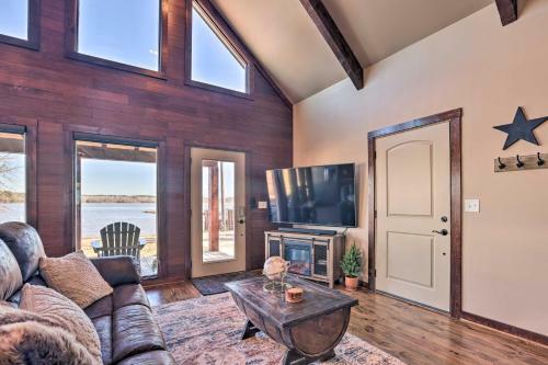 Home Located On The Shoreline Of Lay Lake!