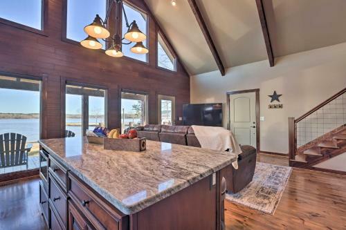 Home Located On The Shoreline Of Lay Lake!
