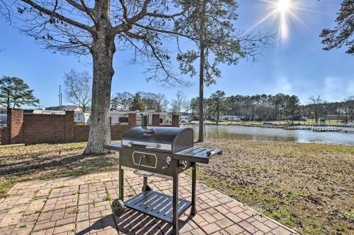 Home Located On The Shoreline Of Lay Lake!