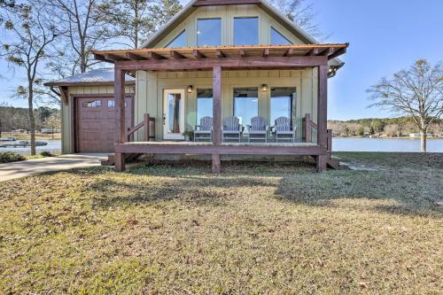 Home Located On The Shoreline Of Lay Lake!