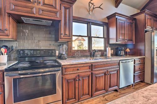 Home Located On The Shoreline Of Lay Lake!