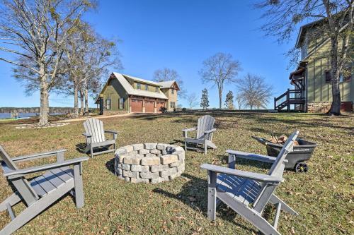 Home Located On The Shoreline Of Lay Lake!