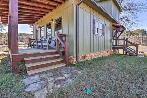 Home Located On The Shoreline Of Lay Lake!