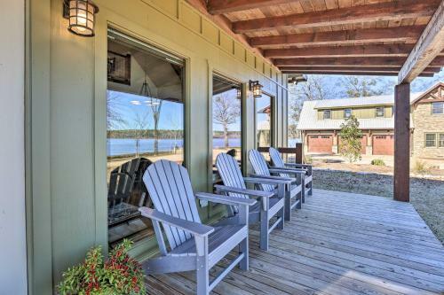 Home Located On The Shoreline Of Lay Lake!