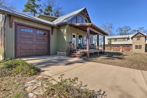 Home Located On The Shoreline Of Lay Lake!