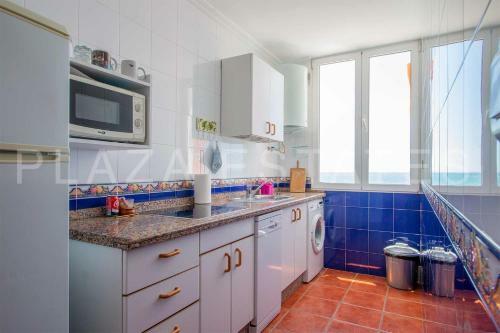 Apartamento En Edificio Torresol, 1� Linea De Playa En Nerja