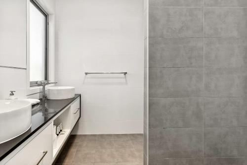 Modern 4-bed House With Jacuzzi 15 Min From Cbd